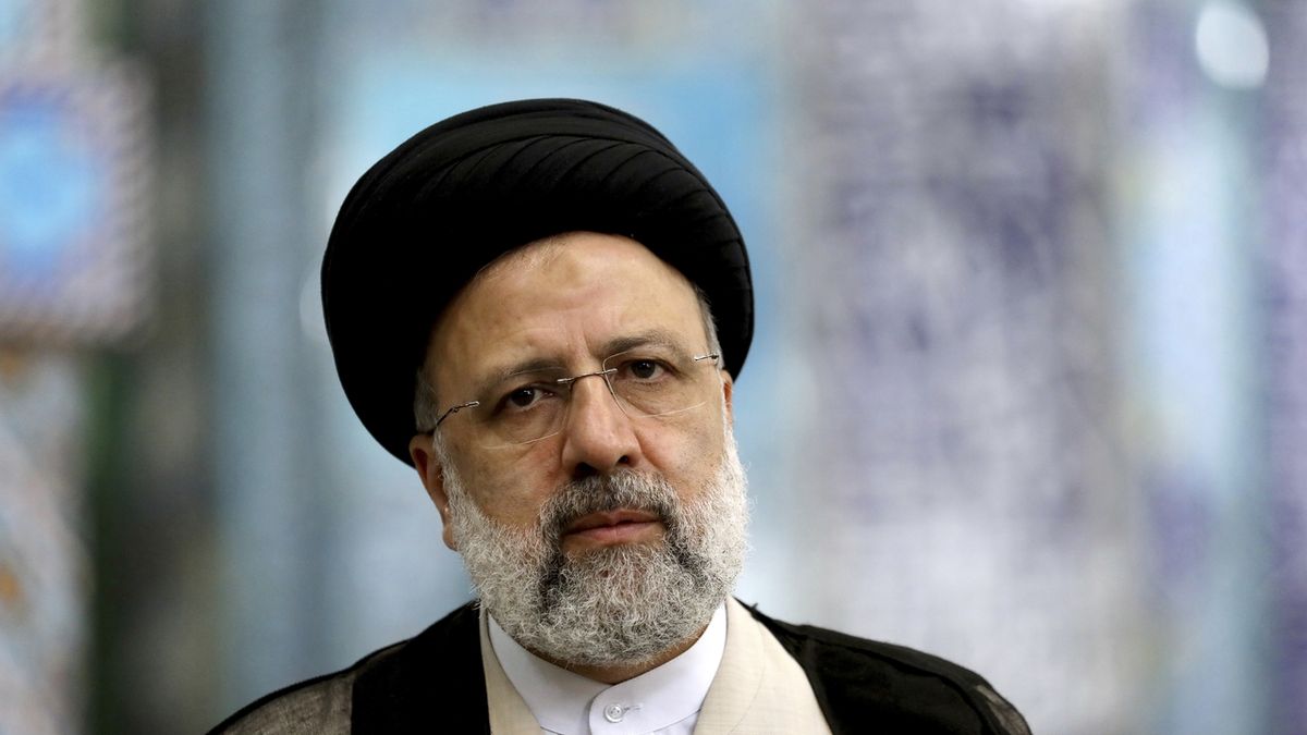 Íránské volby vyhrál ultrakonzervativní soudce  Raísí